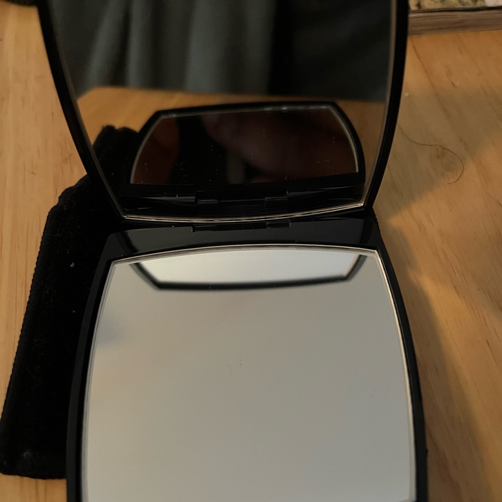 CHANEL navy  Compact - Picture 2 of 3